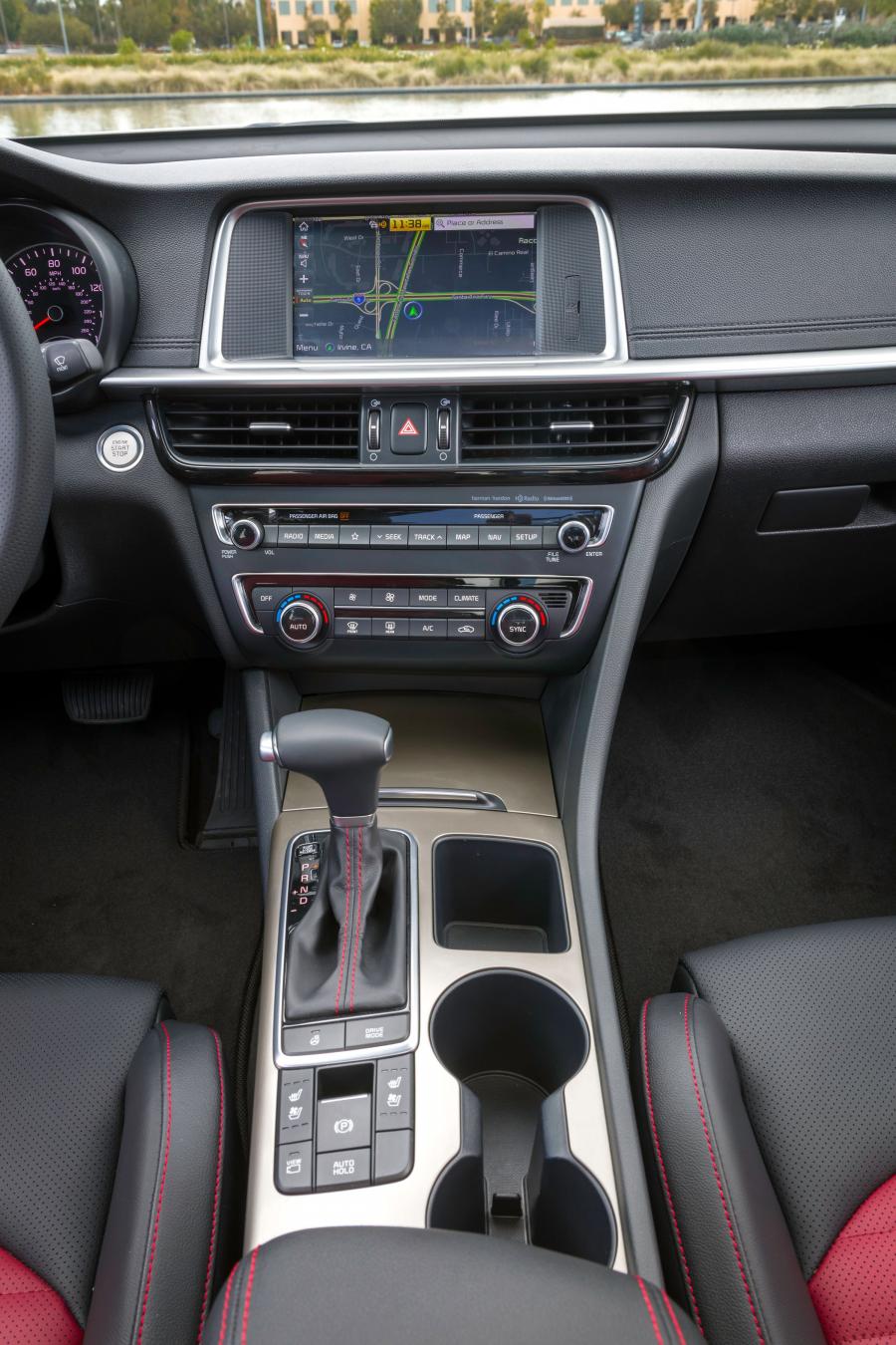 Детали интерьера Kia Optima SX Turbo (JF) 2018 года  (NA) (фото 14 из 40)